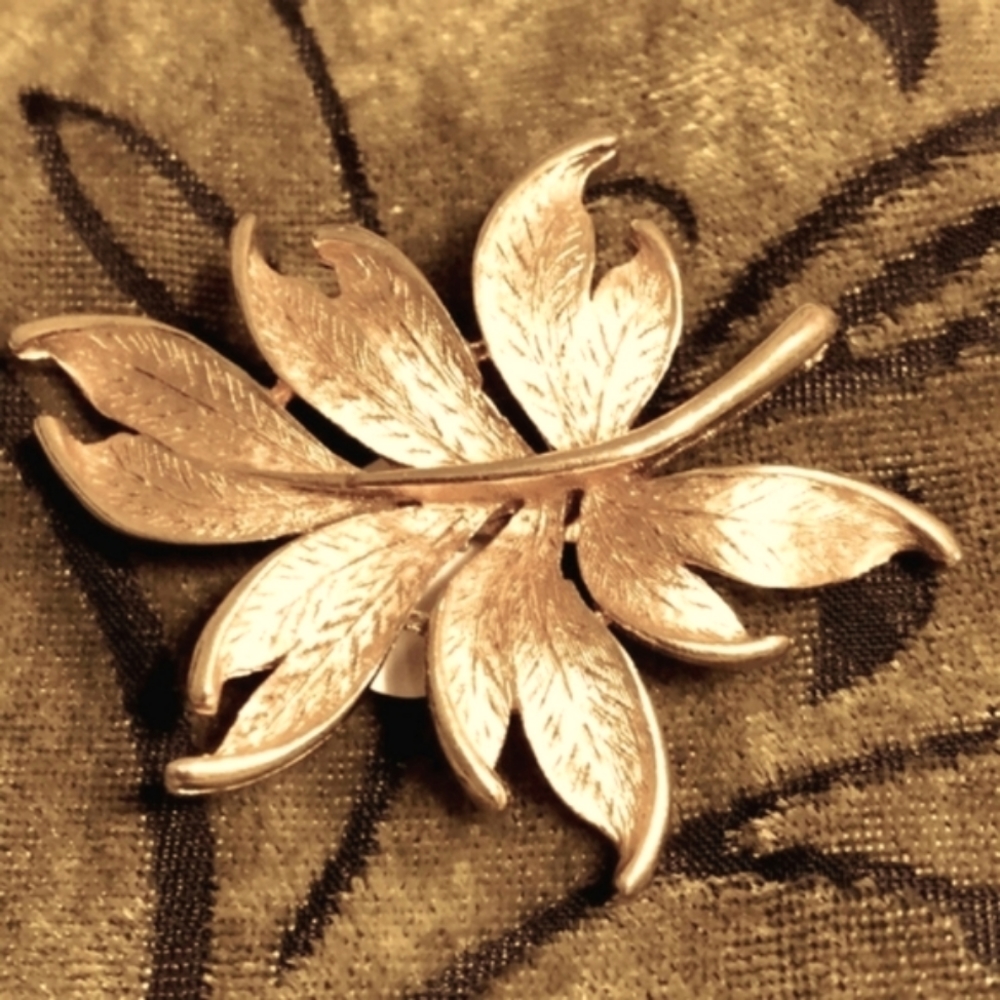 VINTAGE ABSTRACT GOLD-LEAF BROOCH